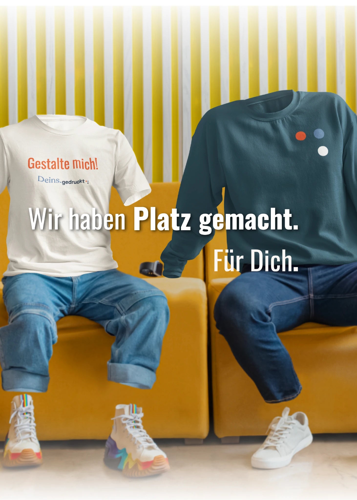 Zwei leere Outfits auf gelben Sesseln vor gelb-weißem Hintergrund, eines mit weißem T-Shirt, eines mit dunkelblauem Sweatshirt, frontal fotografiert.
