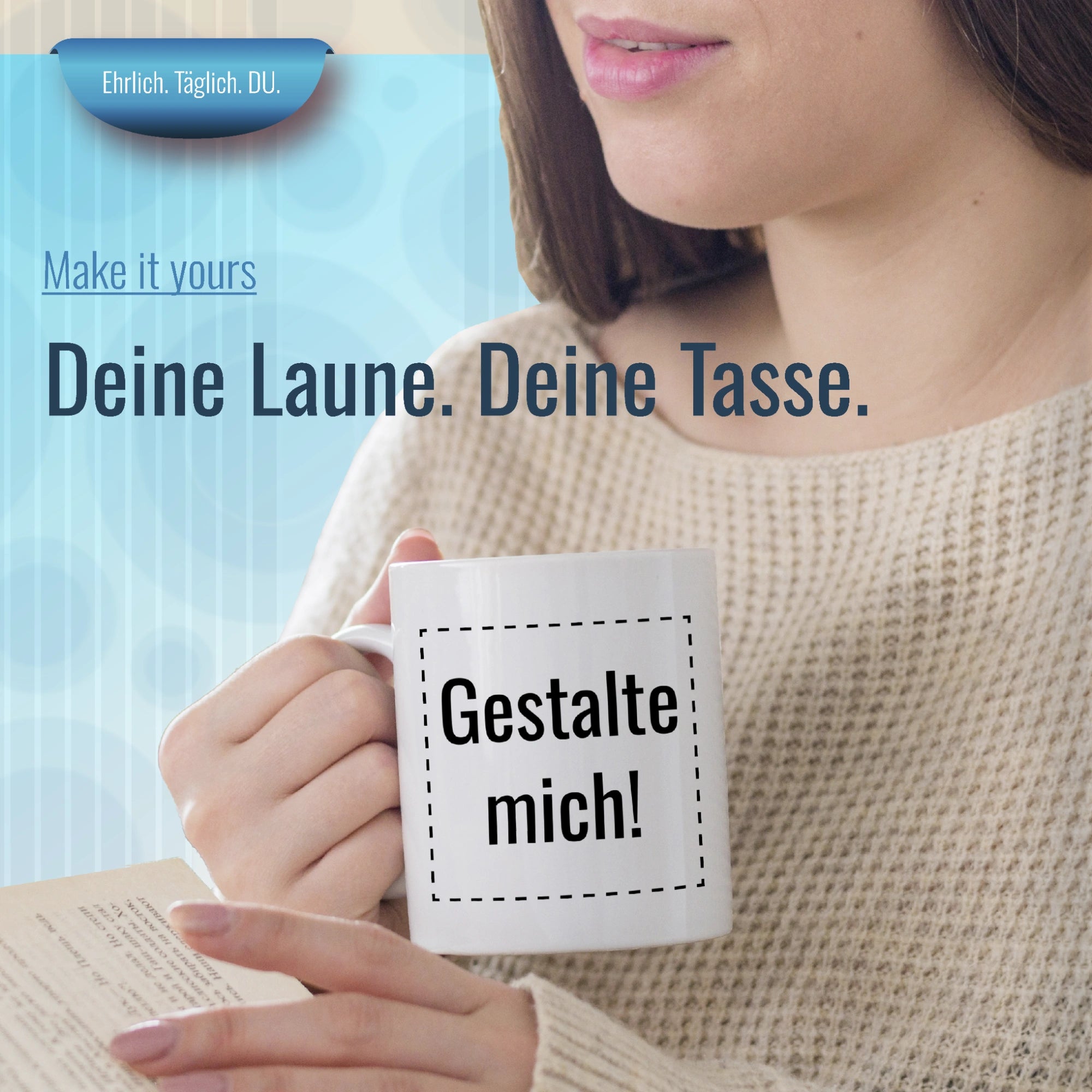 Weiße Keramiktasse mit Platzhalter-Aufdruck "Gestalte mich!", gehalten von einer Frau in beigem Strickpullover