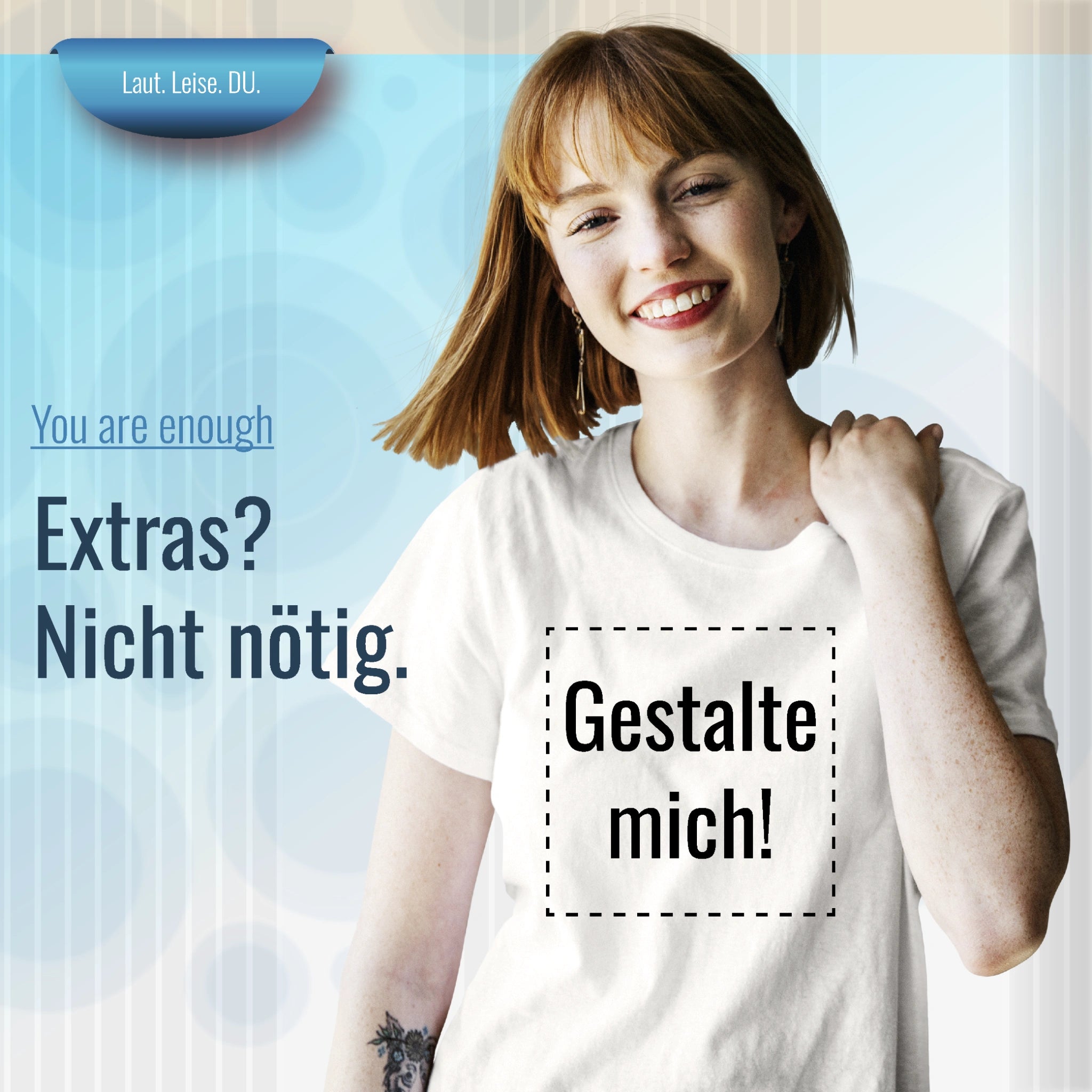 Lächelnde Frau im weißen T-Shirt mit der Aufschrift ‚Gestalte mich!‘, daneben Text ‚Extras? Nicht nötig.‘ – auf blauem Hintergrund.