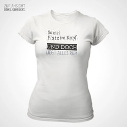 Weißes Damenshirt mit dem Aufdruck ‚So viel Platz im Kopf. Und doch liegt alles rum‘ – frontal dargestellt auf grauem Hintergrund.