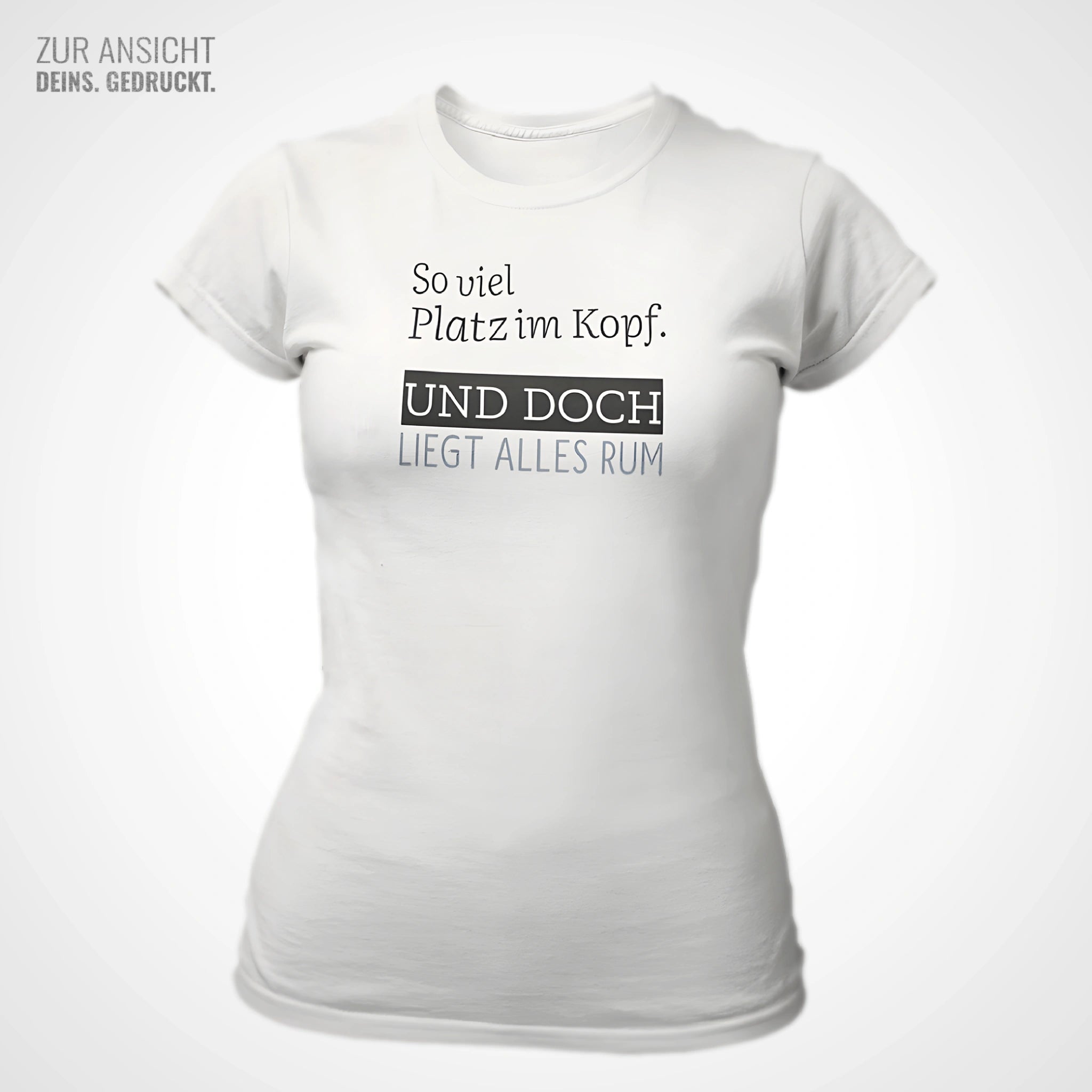 Weißes Damenshirt mit Aufdruck frontal dargestellt auf grauem Hintergrund.