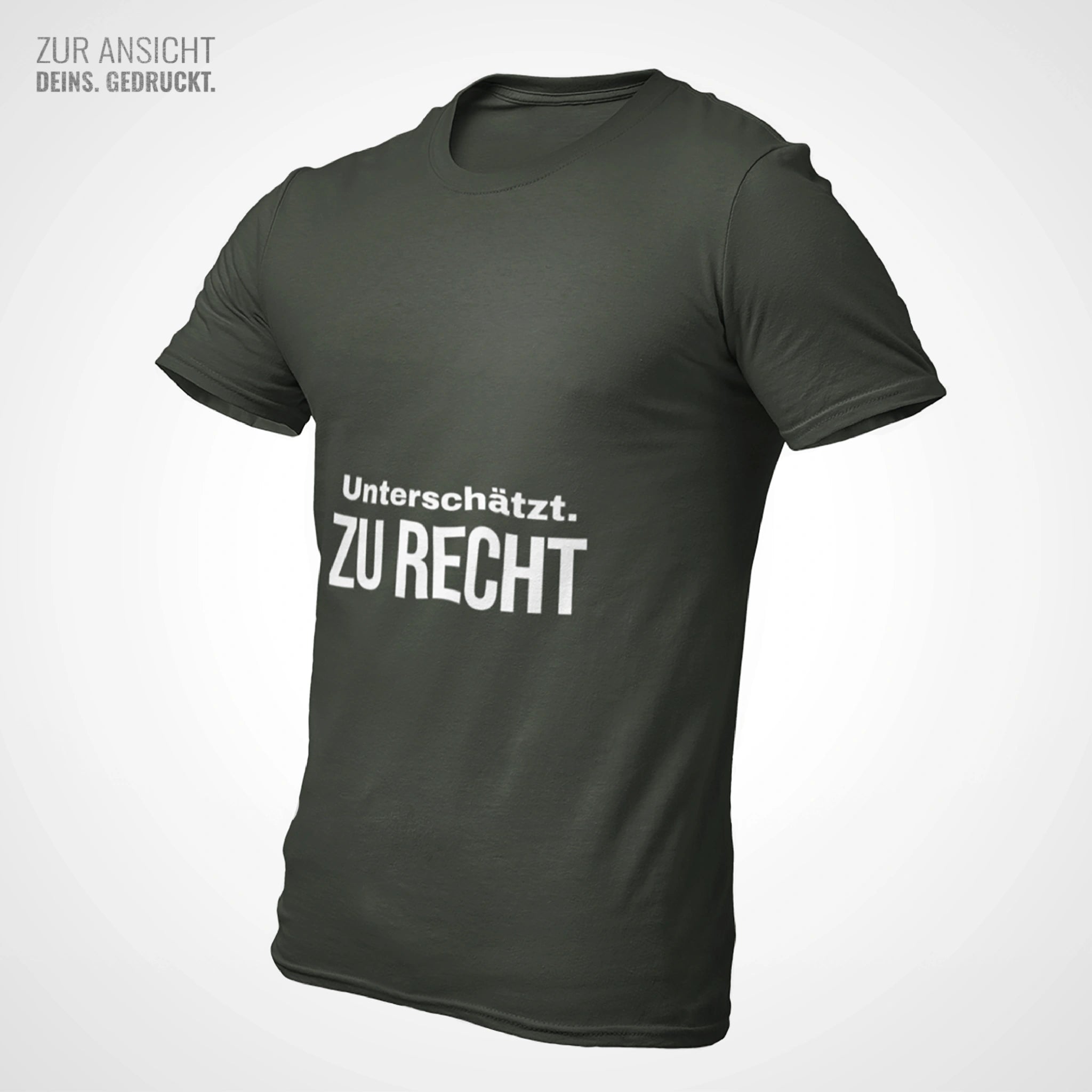 Schwarzes Herren-T-Shirt mit weißem Aufdruck ‚Unterschätzt. Zu Recht‘ – seitlich fotografiert, kreative Geschenkidee.